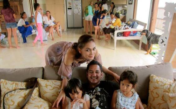 Ariel Iri Gak Ya Lihat Foto Mesra Luna Maya dan Pacar Barunya? - luna_maya_pacar2.jpg