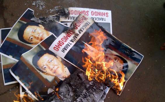 Astaga! Foto Bos Siantar Top Dibakar di Depan KPK - sindo21.jpg