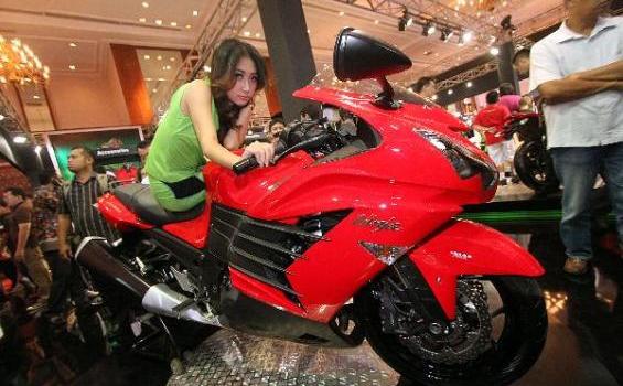 Naksir SPG Cantik cantik Ini? Minta Aja Nomor PIN BBnya - 201210_31_190325p.JPG