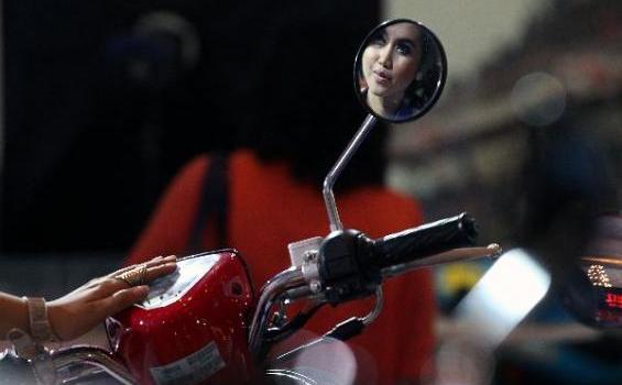 Naksir SPG Cantik cantik Ini? Minta Aja Nomor PIN BBnya - 201210_31_190341p.JPG