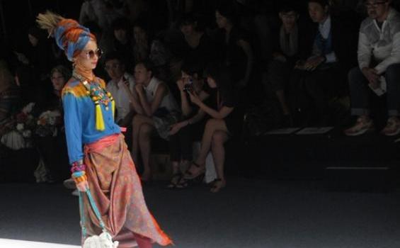 Simak Rancangan Fantastis Desainer Muda Indonesia Program Fashion Forward - Dian_Pelangi.JPG