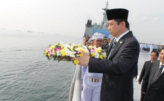 Marzuki Alie Tabur Bunga di Atas KRI Banda Aceh (Foto) - Foto_II_Ketua_DPR_RI_101112.jpg