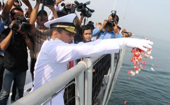 Marzuki Alie Tabur Bunga di Atas KRI Banda Aceh (Foto) - Fotro_III_Wakasal_101112.jpg
