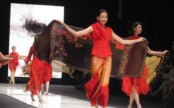 Blogger Amerika Ikut Saksikan Pagelaran Kain Tradisional Indonesia - IMG_57161.JPG