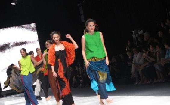 Blogger Amerika Ikut Saksikan Pagelaran Kain Tradisional Indonesia - IMG_57511.JPG