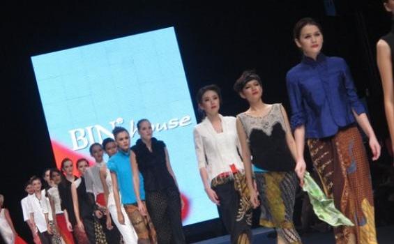 Blogger Amerika Ikut Saksikan Pagelaran Kain Tradisional Indonesia - IMG_58311.JPG