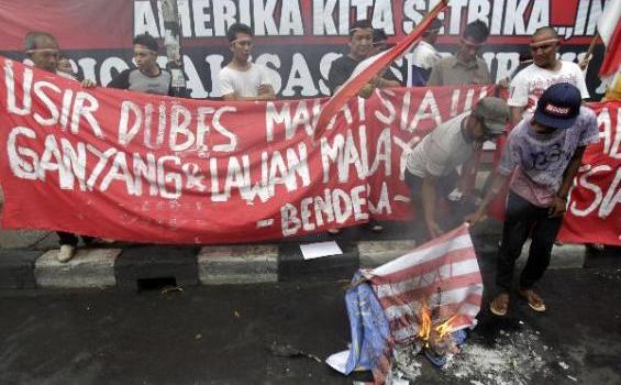 Bendera Malaysia Diinjak, Dibakar dan Dikencingi - 201211_13_193536p1.JPG