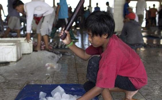 Harusnya Bermain, Tapi Anak Ini Banting Tulang Cari Duit - 201211_13_193665p.JPG