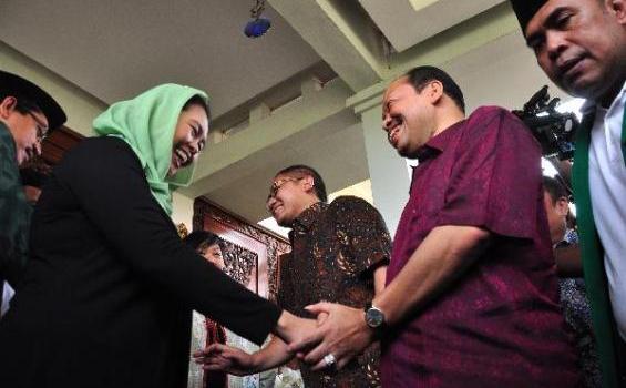 Foto-foto Sutan Bhatoegana Bersimpuh Mohon Maaf pada Bu Gus Dur - 201211_29_196135p.JPG