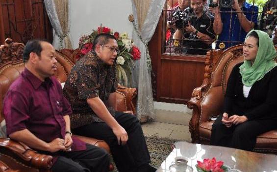 Foto-foto Sutan Bhatoegana Bersimpuh Mohon Maaf pada Bu Gus Dur - 201211_29_196138p.JPG