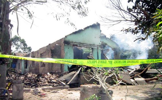 Kerugian Akibat Rusuh di Lamsel Capai Rp 23 Miliar - kerusakan_rumah.jpg