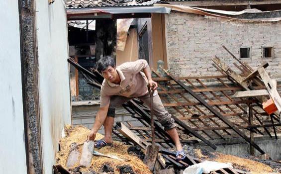 Kerugian Akibat Rusuh di Lamsel Capai Rp 23 Miliar - kerusakan_rumah_di_balinuraga.jpg