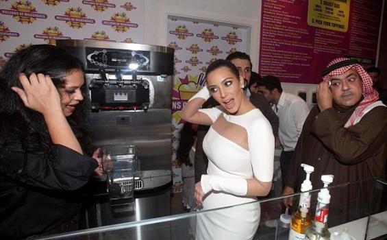 Kim Kardashian Berani Pamer Belahan Dada di Kuwait - article-2240529-1646CCE7000005DC-770_634x438.jpg