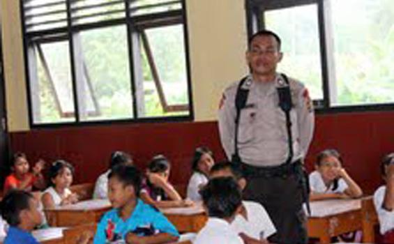 Ketika Anggota Brimob Mengajar Siswa SD Pascabentrok (Foto) - brimob_1.jpg