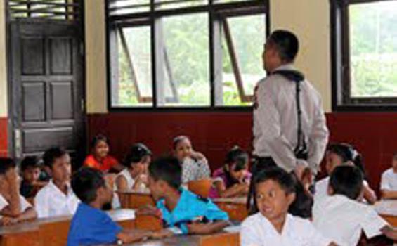 Ketika Anggota Brimob Mengajar Siswa SD Pascabentrok (Foto) - brimob_3.jpg
