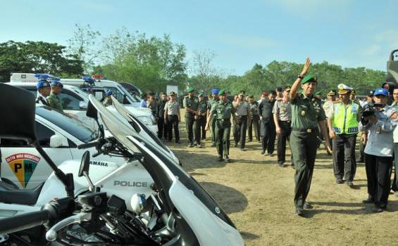 Gaya Tegas Pangdam IX Udayana saat Pimpin Apel Pengamanan BDF (Foto) - periksa_pasukan_2.jpg