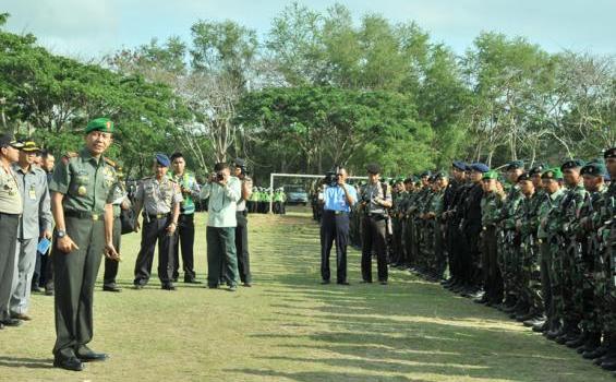 Gaya Tegas Pangdam IX Udayana saat Pimpin Apel Pengamanan BDF (Foto) - periksa_pasukan_3.jpg