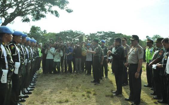 Gaya Tegas Pangdam IX Udayana saat Pimpin Apel Pengamanan BDF (Foto) - periksa_pasukan_4.jpg