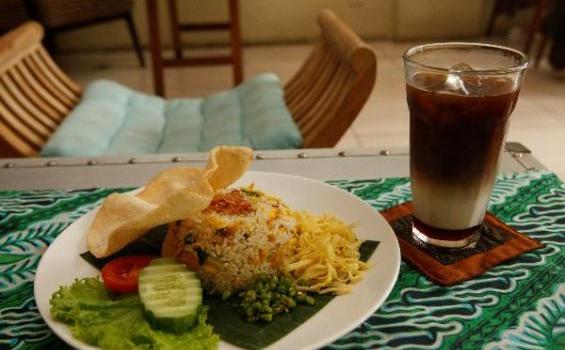 Es Kopi, Nasi Goreng Ikan Asin, di Warungnya Dewa Budjana - 201211_6_191712p.JPG