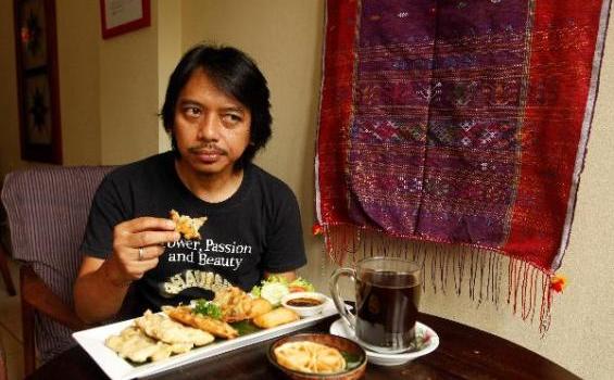 Es Kopi, Nasi Goreng Ikan Asin, di Warungnya Dewa Budjana - 201211_6_191714p.JPG
