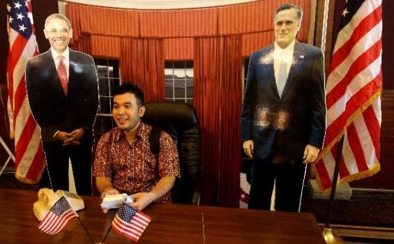 Betapa Berani Orang orang Ini Narsis di Meja Kerja Obama - 201211_7_191932p.JPG