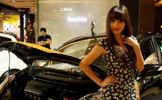 SPG Cantik Ini Sudah Punya Pacar atau Belum Ya? - 201211_8_192349p.JPG