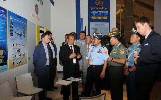 Banyak Bule 'Berkeliaran' di Pameran Pertahanan di Kemayoran (Foto) - CCM_0451.JPG
