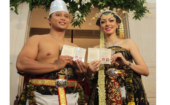 Pangeran Solo Beri Ratu Kecantikan Mahar 99 Gram Emas - DUA.jpg