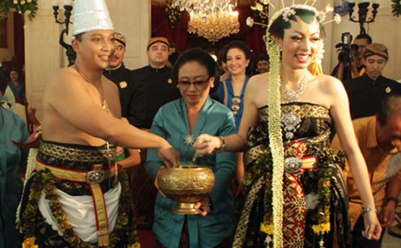 Pangeran Solo Beri Ratu Kecantikan Mahar 99 Gram Emas - SATU.jpg
