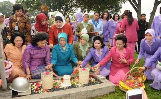 Ibu-ibu Cantik Ini Sedang Ngapain di TMP Kalibata? (Foto) - 112.jpg
