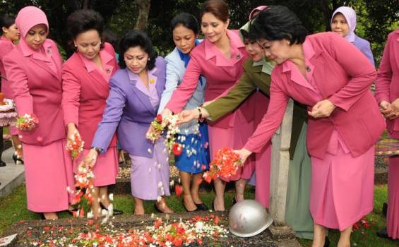 Ibu-ibu Cantik Ini Sedang Ngapain di TMP Kalibata? (Foto) - 28.jpg