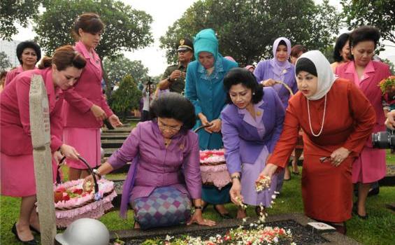 Ibu-ibu Cantik Ini Sedang Ngapain di TMP Kalibata? (Foto) - 33.jpg