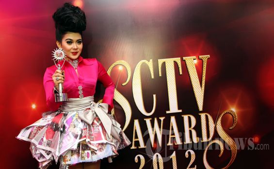 Jambul Rambut Syahrini Makin Besar, Apa Nggak Keberatan Kepalanya? - 20121201_Syahrini_2076.jpg