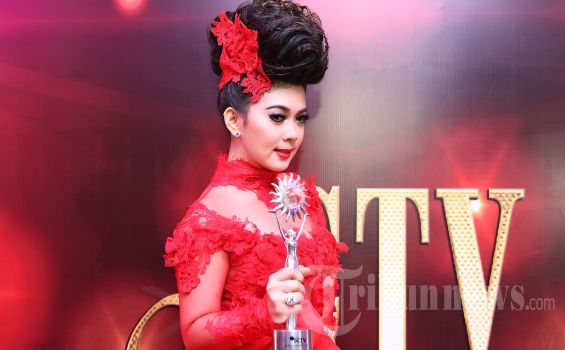 Jambul Rambut Syahrini Makin Besar, Apa Nggak Keberatan Kepalanya? - 20121201_Syahrini_3138.jpg