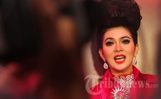 Jambul Rambut Syahrini Makin Besar, Apa Nggak Keberatan Kepalanya? - 20121201_Syahrini_6243.jpg