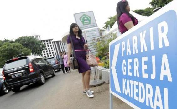 Misa Natal di Gereja Katedral, Parkir Mobilnya di Halaman Istiqlal - 201212_24_200048p.JPG