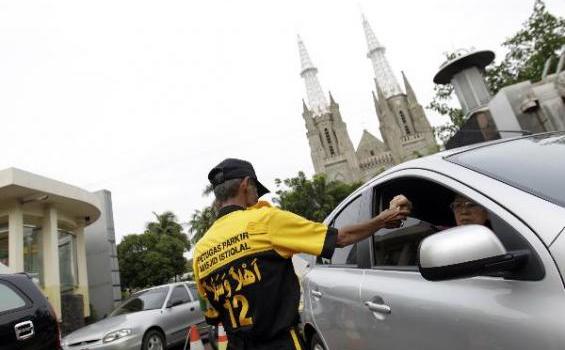Misa Natal di Gereja Katedral, Parkir Mobilnya di Halaman Istiqlal - 201212_24_200049p.JPG