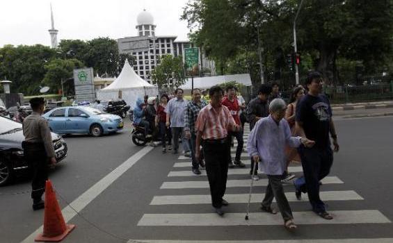Misa Natal di Gereja Katedral, Parkir Mobilnya di Halaman Istiqlal - 201212_24_200052p.JPG