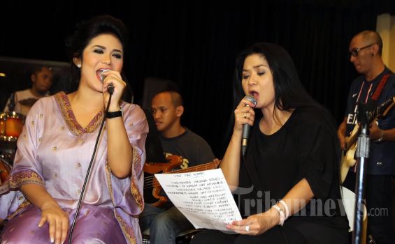 Krisdayanti dan Vina Panduwinata Latihan Vokal, Dua Diva Beda Generasi - 20121226_Krisdayanti_dan_Vina_Panduwinata_7995.jpg