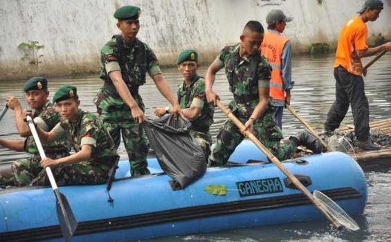 Lihat Aksi Anggota Kostrad Bersihkan Ciliwung, Patut Ditiru (Foto) - ciliwung-bersih-1.jpg