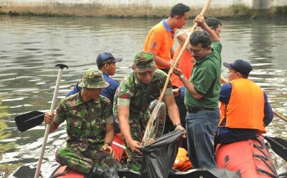Lihat Aksi Anggota Kostrad Bersihkan Ciliwung, Patut Ditiru (Foto) - ciliwung-bersih.jpg