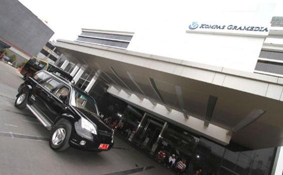 Jokowi Naiki Kap Mobil Esemka di Kompas Gramedia (Foto) - 20120226DAN02ESEMKA_KG.jpg