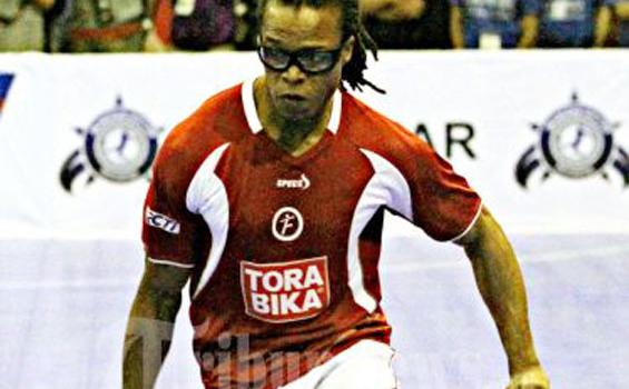 Aksi Cannavaro dan Edgar Davids cs di Senayan (Foto) - 20120226_Edgar_Davids_Main_Futsal.jpg