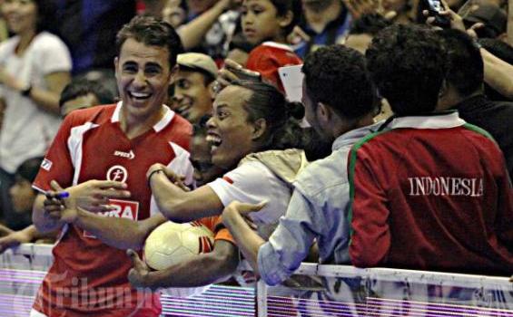 Aksi Cannavaro dan Edgar Davids cs di Senayan (Foto) - 20120226_Fabio_Cannavarro_Bersama_Ronaldikin1.jpg