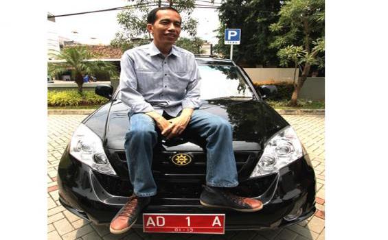 Jokowi Naiki Kap Mobil Esemka di Kompas Gramedia (Foto) - jokowi_di_atas_es_em_ka.jpg