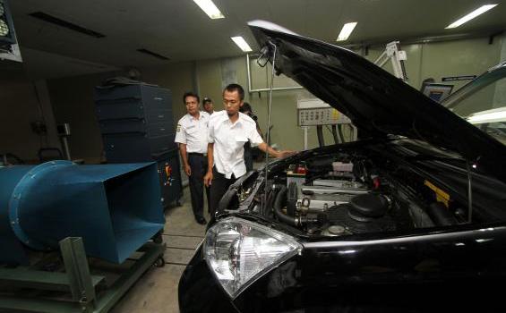 Esemka ke Ibukota: Uji Emisi Ditangani Tim BTMP (Foto) - 20120227DAN01UJI_EMISI_ESEMKA1.jpg