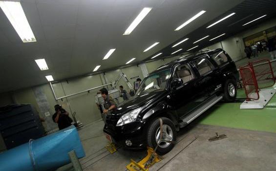 Esemka ke Ibukota: Uji Emisi Ditangani Tim BTMP (Foto) - 20120227DAN03UJI_EMISI_ESEMKA1.jpg