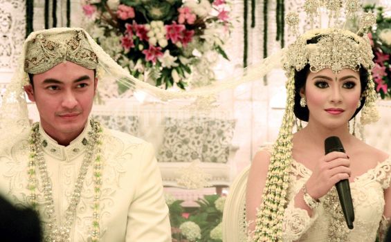Prosesi Akad Nikah Zumi Zola dan Sherrin Tharia (Foto) - zumi_nikah2.jpg