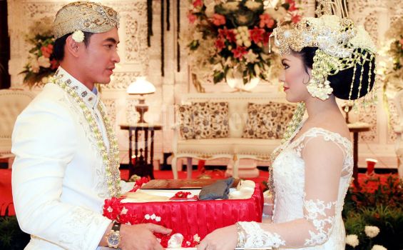 Prosesi Akad Nikah Zumi Zola dan Sherrin Tharia (Foto) - zumi_nikah3.jpg
