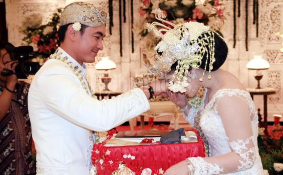 Prosesi Akad Nikah Zumi Zola dan Sherrin Tharia (Foto) - zumi_nikah4.jpg